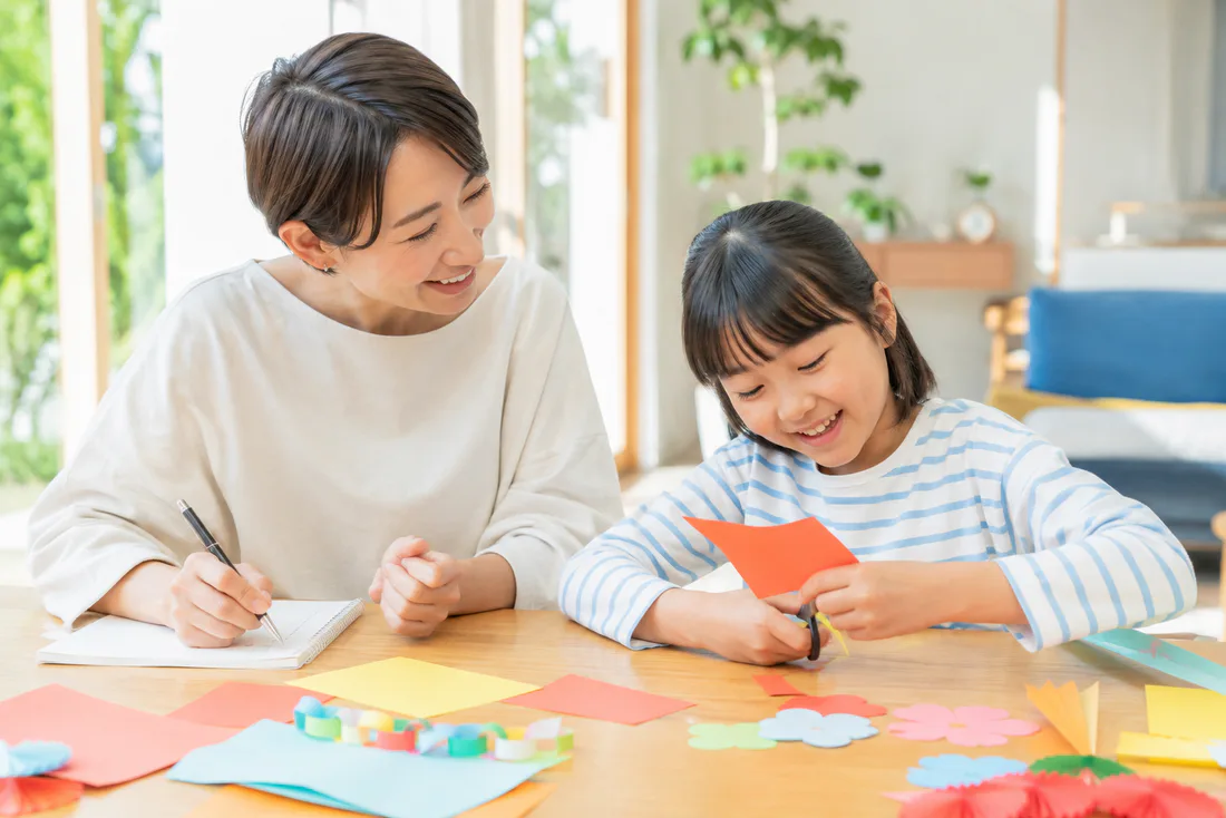工作を楽しむ子どもと保護者