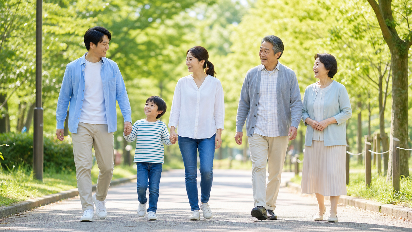 日本人の親子と祖父母が公園を歩く家族写真